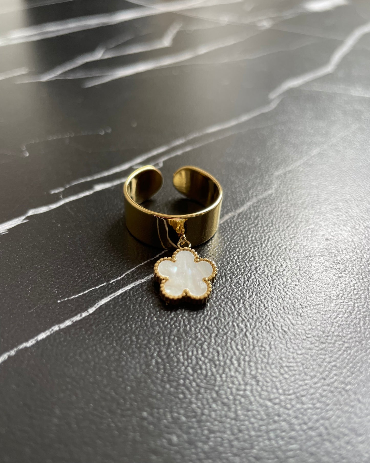 Bague fleur - Dorée La boutique de Charlyne